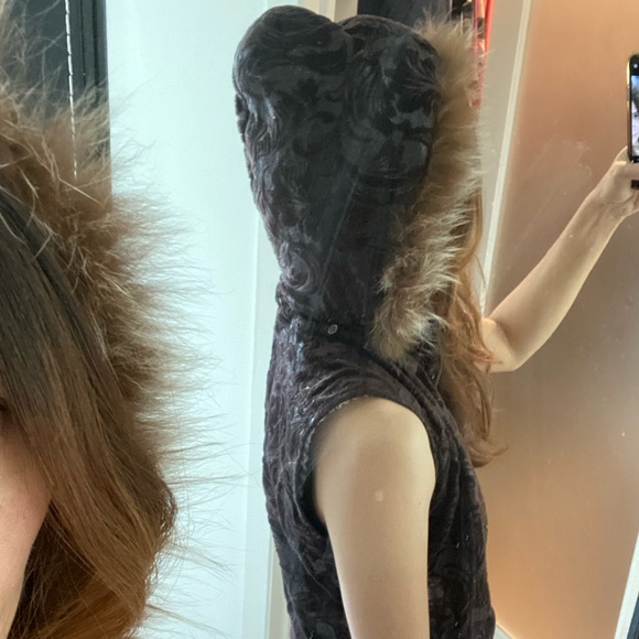 Sleeveless Jacket with fur hoodie - Picture 7 of 11